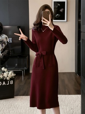 法式复古秋冬新款高级感酒红色针织连衣裙百搭打底配大衣毛衣裙子