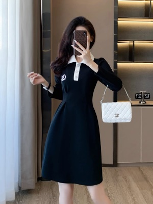 2025秋装新款女装收腰显瘦赫本小黑裙气质学院风poIo衬衫领连衣裙