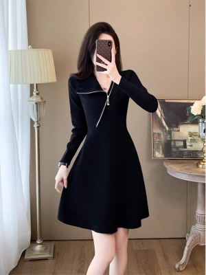 黑色针织内搭毛衣连衣裙秋冬小个子气质修身短款法式赫本风小黑裙