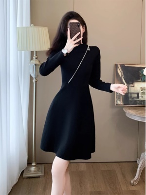 黑色针织内搭毛衣连衣裙秋冬小个子气质修身短款法式赫本风小黑裙