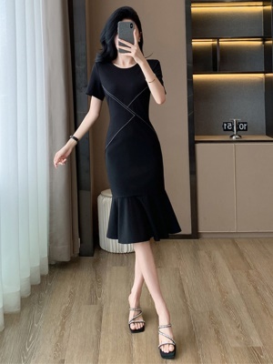 高级感黑色鱼尾包臀连衣裙气质修身显瘦女夏OL职场通勤赫本小黑裙