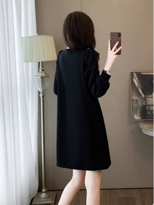 黑色高级感超好看v领连衣裙女秋冬显瘦法式气质洋气小个子小黑裙