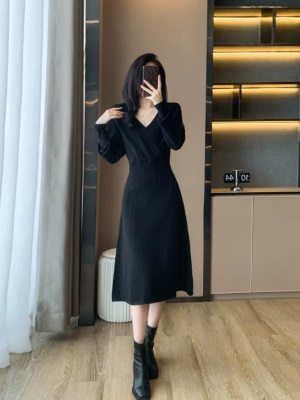 秋装女2025新款黑色针织打底连衣裙女秋冬配大衣内搭中长款毛衣裙