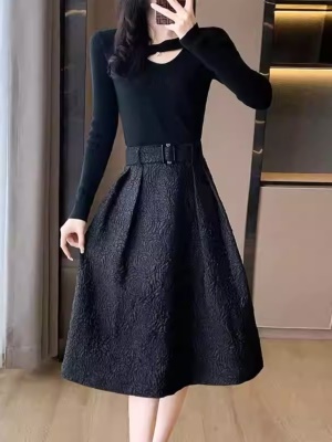 赫本风连衣裙女士秋冬季2025新款气质名媛高端显瘦修身打底小黑裙