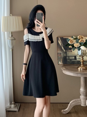 洋气露肩短袖小黑裙子女夏季新款时尚韩版减龄显瘦黑色连衣裙潮