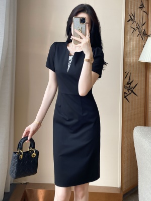 黑色修身显瘦职业通勤V领连衣裙2025夏新款气质女神范收腰包臀裙