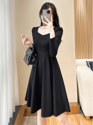 赫本风连衣裙长袖2025新款V领黑色职业裙子女春季修身显瘦小黑裙