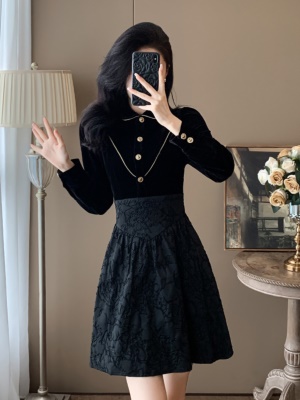 法式小香风丝绒连衣裙女秋冬季新款高级感晚礼服气质赫本风小黑裙