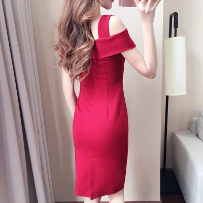 2025流行夏新款有气质的红色一字肩连衣裙修身显瘦露肩吊带包臀裙