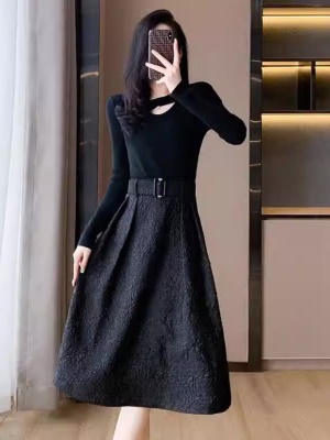 赫本风连衣裙女士秋冬季2025新款气质名媛高端显瘦修身打底小黑裙