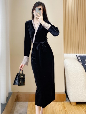 赫本风小黑裙高级感气质收腰黑色丝绒连衣裙女秋冬宴会晚礼服轻奢