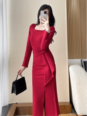 高端红色订婚连衣裙女高级感秋冬新款收腰显瘦气质包臀晚礼服宴会