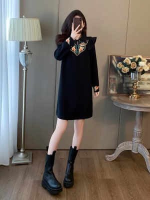 新中式国风女装刺绣连衣裙女秋冬2025新款高级感超好看气质小黑裙