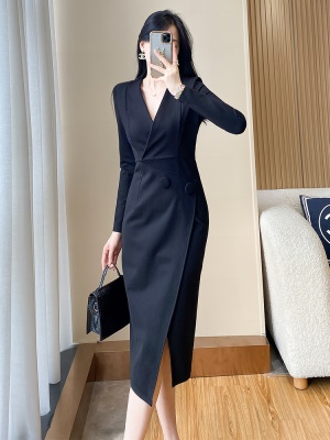 时尚职业气质女神范包臀裙女通勤秋季轻奢黑色连衣裙赫本风高级感