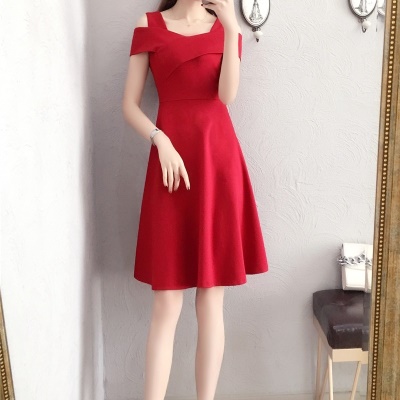 一字领露肩连衣裙女夏季小黑裙赫本风修身收腰显瘦红色小礼服个子