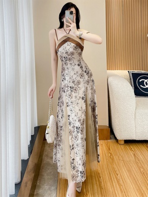 吊带礼服连衣裙夏季新款高级感碎花挂脖显瘦海边度假沙滩长裙子女