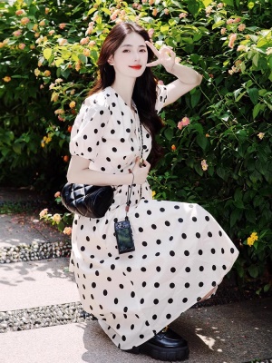 法式初恋白色波点泡泡袖V领连衣裙女夏季独特漂亮小个子收腰裙子