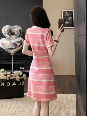 粉色法式连衣裙2025新款收腰洋气质显瘦条纹时尚休闲t恤裙子女夏