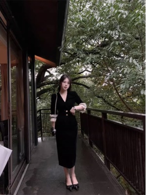 春季新款赫本风丝绒连衣裙高级感收腰小黑裙高端轻奢小众礼服裙女