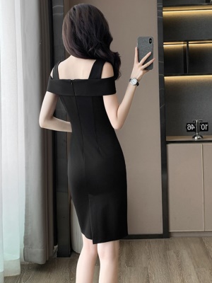 赫本风黑色包臀连衣裙女2025夏季小个子高端显瘦露肩吊带小黑裙子