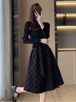 黑色赫本连衣裙高级感女春秋季2025新款气质高端收腰显瘦小黑裙子