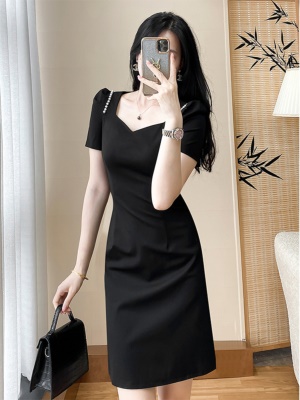 赫本风气质修身包臀职业连衣裙女神范轻奢显瘦v领小黑裙夏高级感