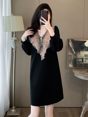 2025秋冬新款收腰显瘦赫本风小黑裙时尚气质黑色V领连衣裙高级感
