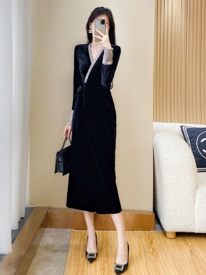 赫本风小黑裙高级感气质收腰黑色丝绒连衣裙女秋冬宴会晚礼服轻奢