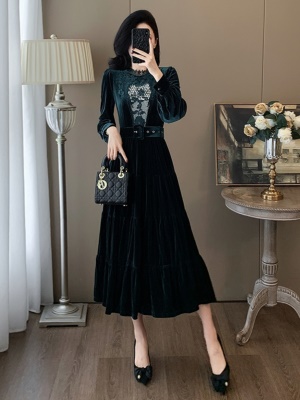 高级感丝绒连衣裙女秋冬装新款轻奢女装收腰显瘦气质宴会礼服长裙