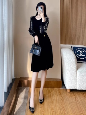 冬天法式黑色连衣裙高级感2025秋季新款女气质正式场合丝绒小黑裙