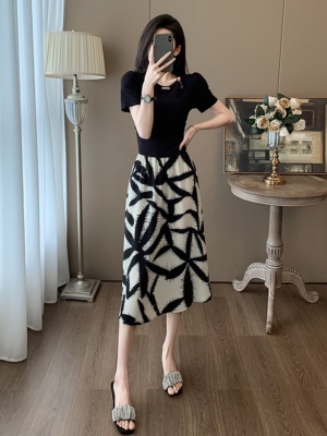 高级感2025新款高端轻奢赫本风气质连衣裙子女夏半身裙套装两件套