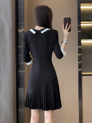 高级感气质收腰显瘦黑色连衣裙女秋季2025新款娃娃领百褶裙小个子
