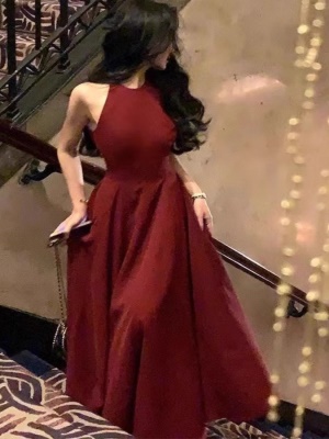高级感红色挂脖连衣裙女夏吊带法式小众绝美订婚礼服裙赫本小红裙