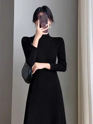 秋冬季新款配大衣长款毛衣裙气质显瘦黑色内搭打底针织连衣裙女装