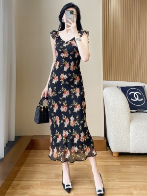 黑色小飞袖修身碎花裙女2025夏季海边沙滩度假法式复古吊带连衣裙