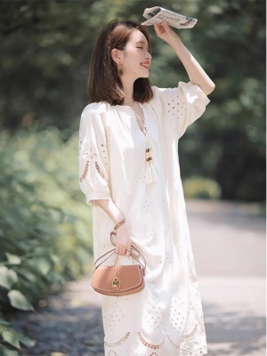 女装2025新款夏季裙子高级感气质纯棉长裙法式镂空V领白色连衣裙