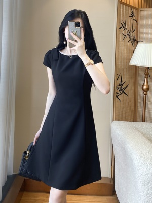 职场轻熟风气质法式高级感礼服修身显瘦黑色连衣裙女夏赫本小黑裙
