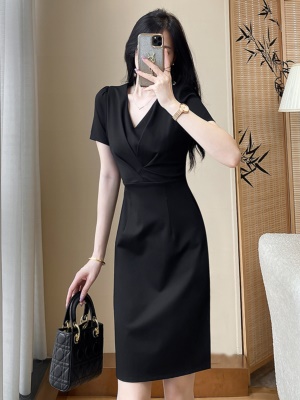 黑色收腰V领连衣裙夏季高端轻奢女装修身显瘦气质通勤赫本小黑裙