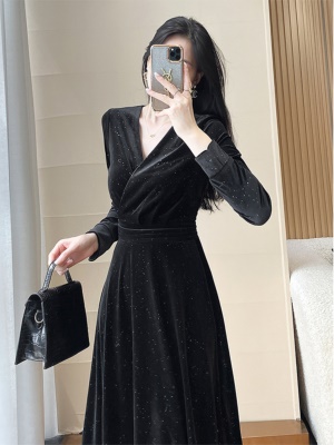 黑色丝绒连衣裙女高级感2025秋冬新款V领收腰显瘦气质赫本风礼服