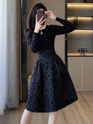 秋冬季2025新款女黑色旗袍领连衣裙高级感修身显瘦法式赫本小黑裙