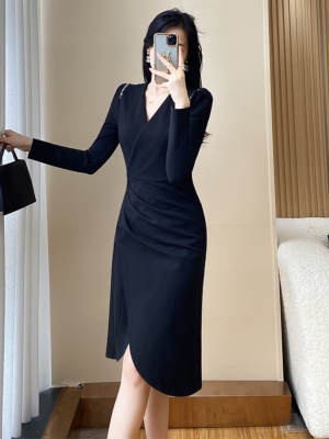 黑色连衣裙秋季新款女礼服裙轻奢小众高端修身显瘦赫本风小黑裙子