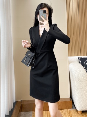 黑色西装裙2025年春季新款女气质显瘦高级感V领职业连衣裙小个子