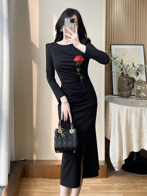修身显瘦包臀通勤黑色连衣裙女秋装新款轻奢收腰宴会晚礼服中长款