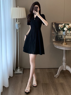 黑色赫本风连衣裙女夏季收腰显瘦气质修身高级感娃娃领拉链小黑裙