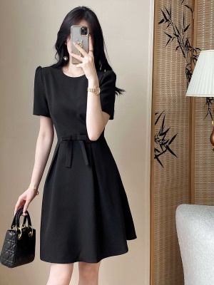 法式赫本风黑色连衣裙女夏季2025新款高级感气质显瘦蝴蝶结小黑裙