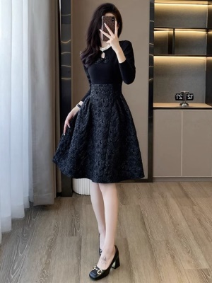 秋冬季2025新款女黑色旗袍领连衣裙高级感修身显瘦法式赫本小黑裙