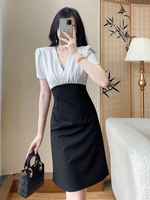 高端质感黑色V领职业包臀连衣裙气质女夏季高级感短袖礼服小黑裙