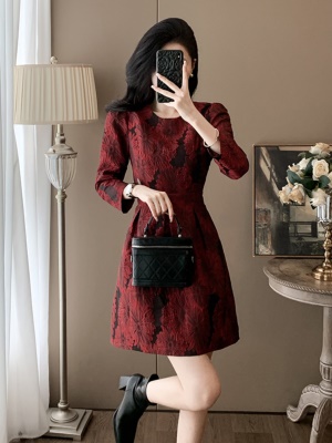 秋冬新款酒红色连衣裙短款时髦小洋装小个子高级感宴会礼服裙轻奢