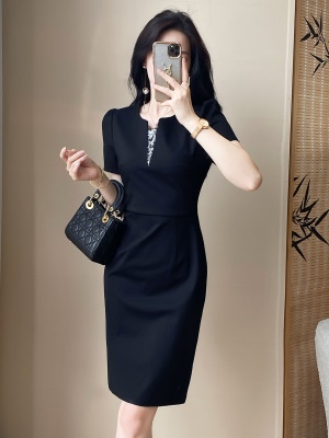 黑色修身显瘦职业通勤V领连衣裙2025夏新款气质女神范收腰包臀裙