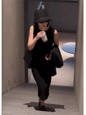 夏季新款黑色背心无袖连衣裙法式气质高端精致宽松显瘦赫本小黑裙